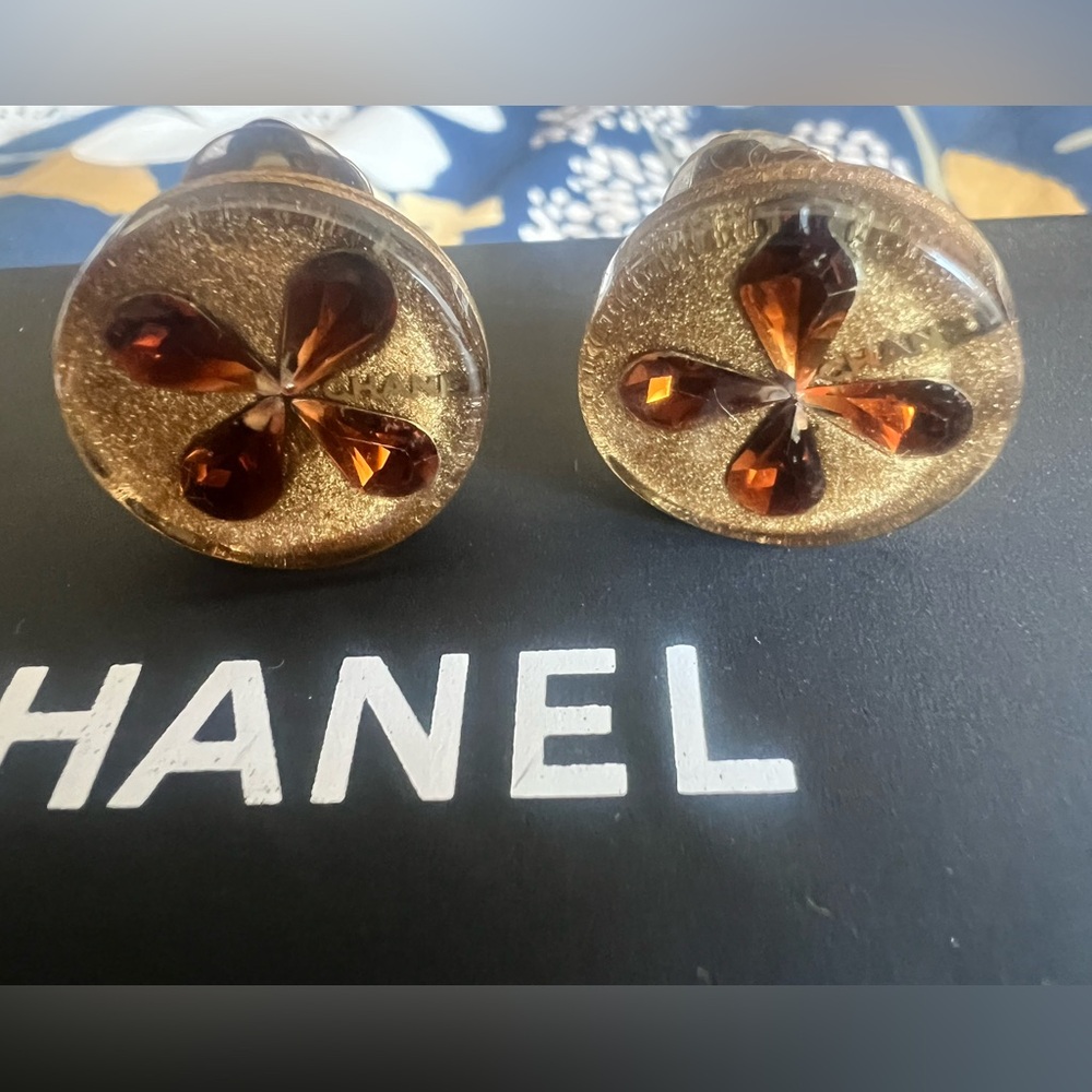 🍀 CHANEL 2001 season Amber and resin Clip on earrings